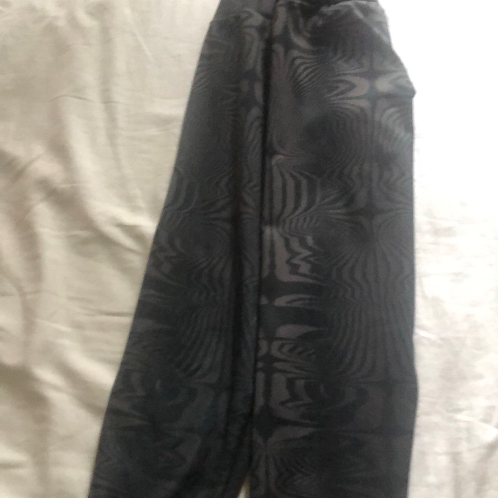 Black leggings with design